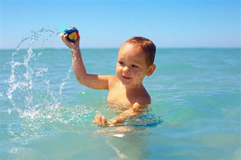 bambino che gioca in acqua in tutta sicurezza
