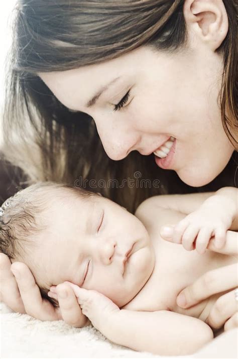 Madre e neonato durante l'allattamento