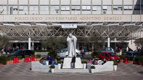 Veduta esterna o ingresso del Policlinico Universitario Agostino Gemelli