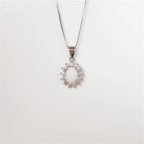 Gioiello con pietra di latte materno