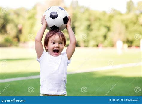 Bambino con giubbotto firmato che gioca all'aperto