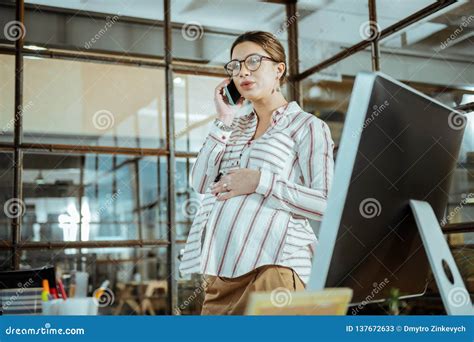 Donna incinta che riposa al lavoro
