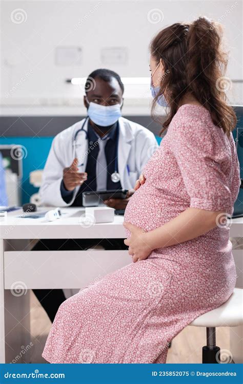 Donna incinta che consulta il medico