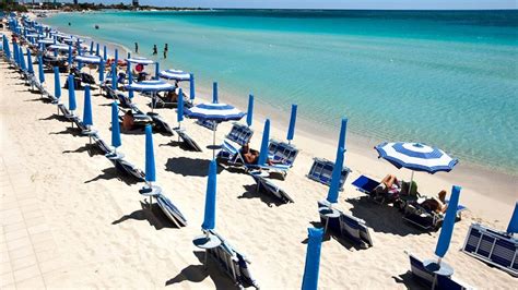 spiaggia di Porto Cesareo con lidi illuminati durante la notte