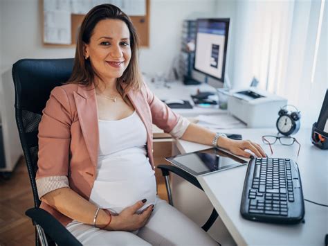 Donna incinta al lavoro