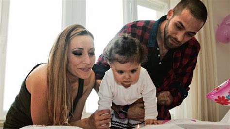 Karina Cascella, Salvatore Angelucci e la loro figlia Ginevra in un momento di armonia