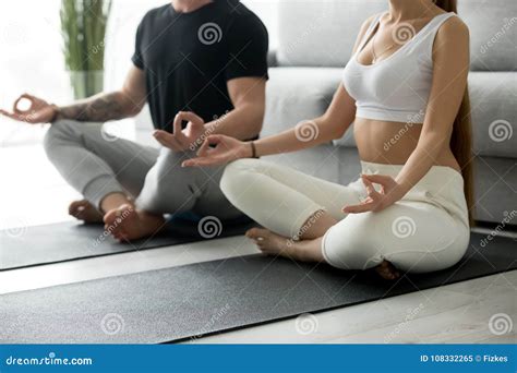 Coppia che pratica yoga o meditazione
