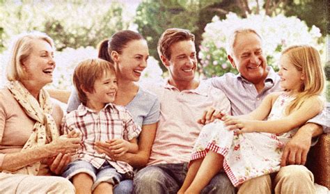 Illustrazione del concetto di famiglia moderna che cresce e si evolve