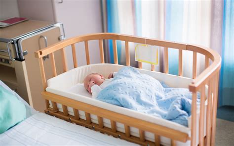 Schema illustrativo della culla sidecar vicino al letto dei genitori