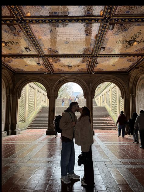 Scena iconica del film che mostra i due protagonisti in un momento di confronto