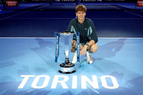 Jannik Sinner solleva il trofeo ATP dopo una vittoria in un Masters 1000