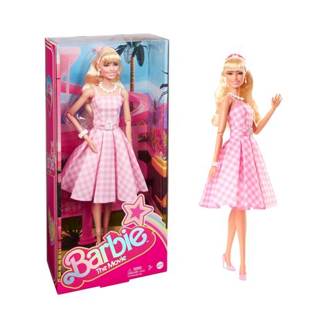 Una bambola Barbie che interagisce con i suoi cuccioli in un set da gioco dedicato alla veterinaria