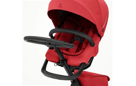 dettaglio schienale reclinabile e poggiapiedi regolabile di un passeggino