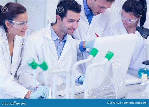 Ricercatori che esaminano dati scientifici