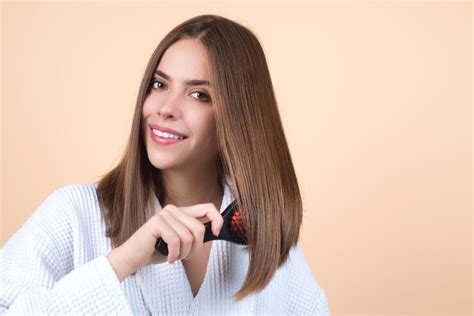 Donna che si prende cura dei propri capelli in un salone di bellezza
