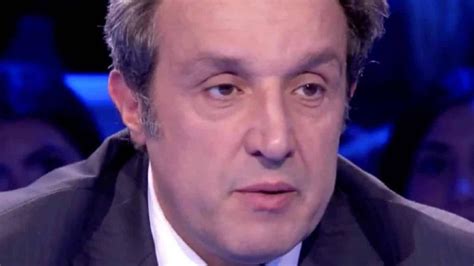 Ritratto di Flavio Insinna durante una conduzione televisiva