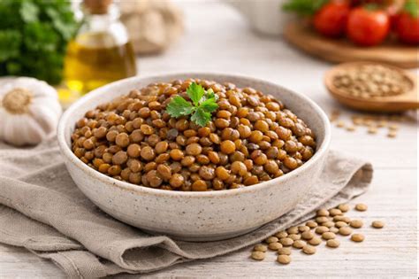 piatto di lenticchie cotte e nutrienti