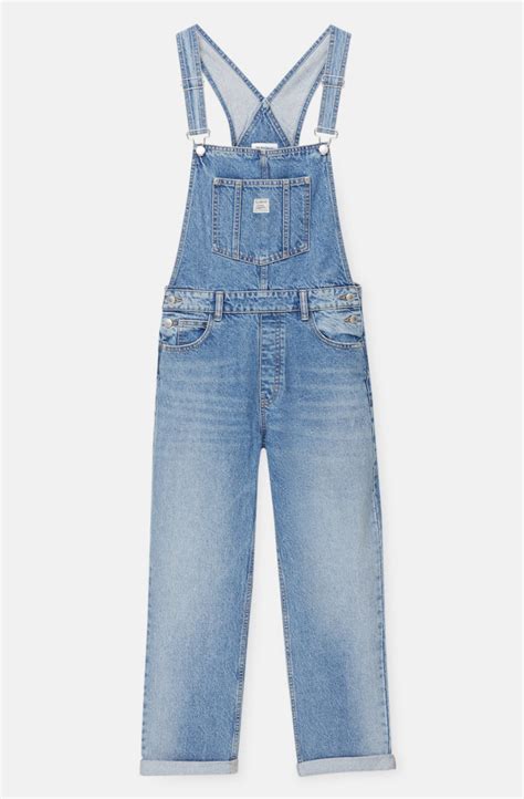 Bambino che gioca indossando una salopette jeans