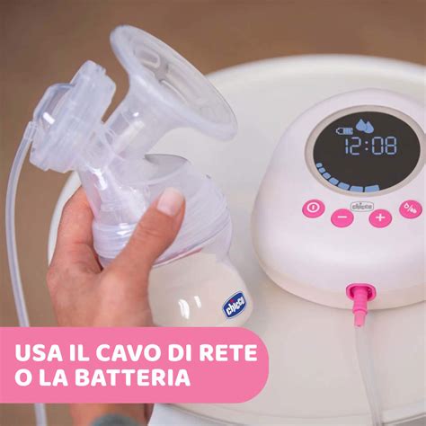 Una mamma che usa il tiralatte per stimolare la produzione