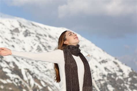 Donna incinta che respira aria fresca in un ambiente ben ventilato