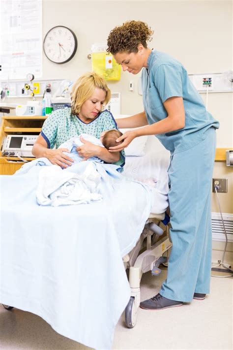 Infermiere che assiste la mamma con il neonato