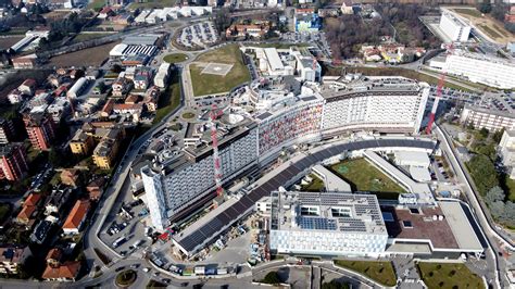 Veduta aerea e architettura contemporanea della struttura ospedaliera San Gerardo di Monza