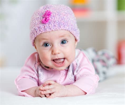 Bambino che scuote la testa sorridendo