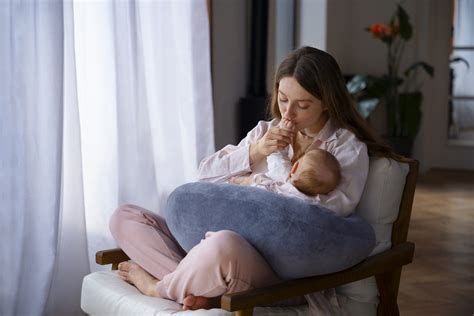 Mamma e bambino sereni sulla poltrona allattamento