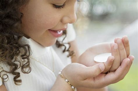 Bambino che riceve una medicina liquida da un genitore