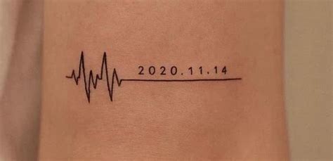 Tatuaggio con data in stile minimalista