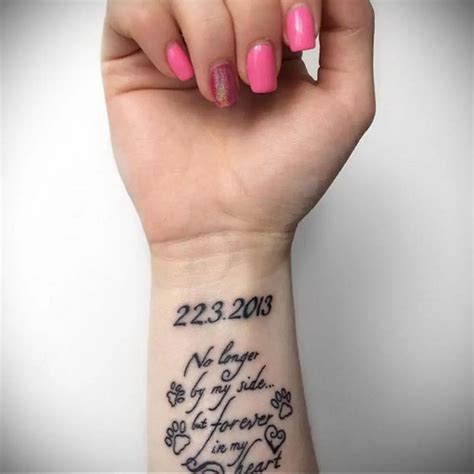 Tatuaggio con date di nascita di familiari
