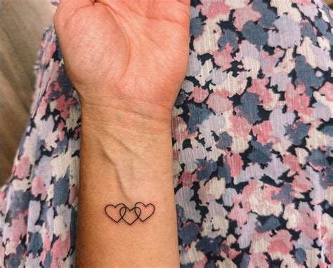 Tatuaggio con data sul polso