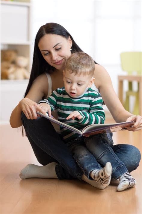 una mamma che legge una storia al figlio per creare un nuovo rituale di addormentamento