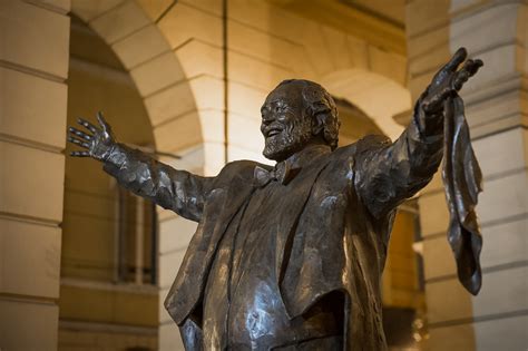 Statua di Luciano Pavarotti a Modena