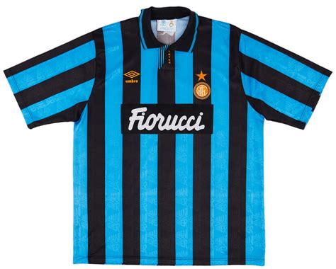 Bambino che indossa una maglia vintage dell'Inter