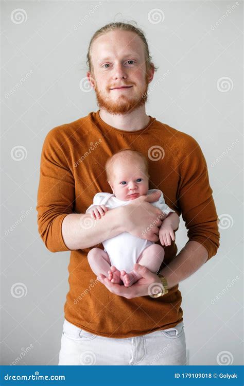 padre che tiene in braccio il neonato