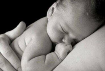 Neonato in contatto pelle a pelle con la mamma