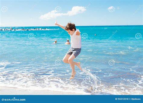 bambino felice che gioca in spiaggia