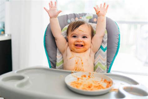 bambino che mangia pappa