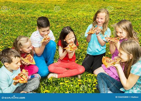 bambini che mangiano al parco