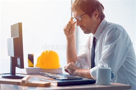 Ingegnere che lavora al computer con grafici e schemi