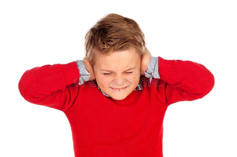 bambino che si copre le orecchie