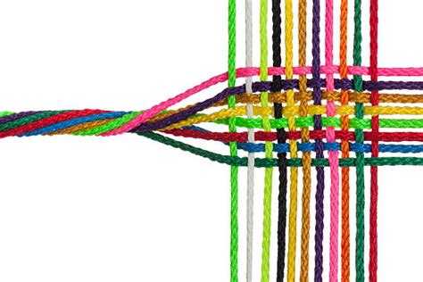 Una metafora visiva di un intreccio di fili colorati che rappresentano le diverse trame narrative