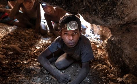 Bambini in un campo di lavoro nazista