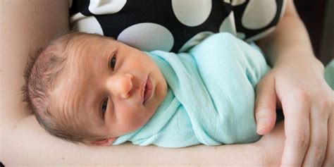 Neonato fasciato (swaddling)