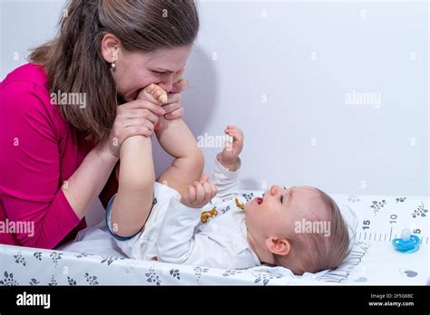 genitore che cambia pannolino al bambino sul fasciatoio