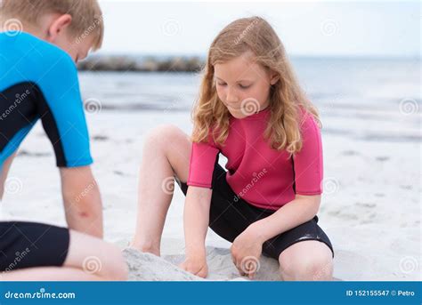 Bambini che giocano in spiaggia con costumi da bagno colorati