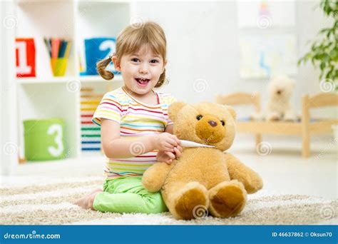 Bambino che gioca con un peluche attaccato al passeggino