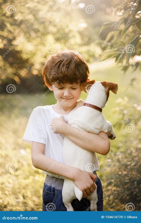 Bambino abbraccia il suo doudou