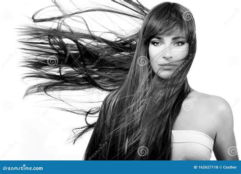 donna con capelli lunghi e sani